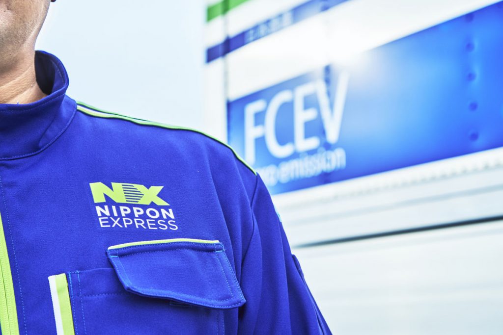 NX　FCVトラックとロゴ